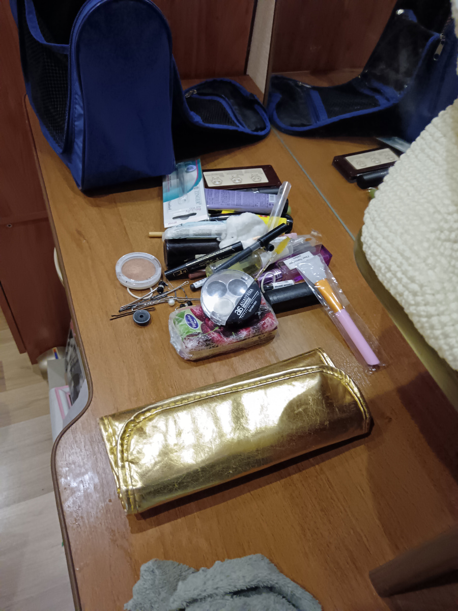 Выложила все с косметички. Речь идёт именно о декоративной косметике. Её все меньше и меньше. Чаще делаю только уход.