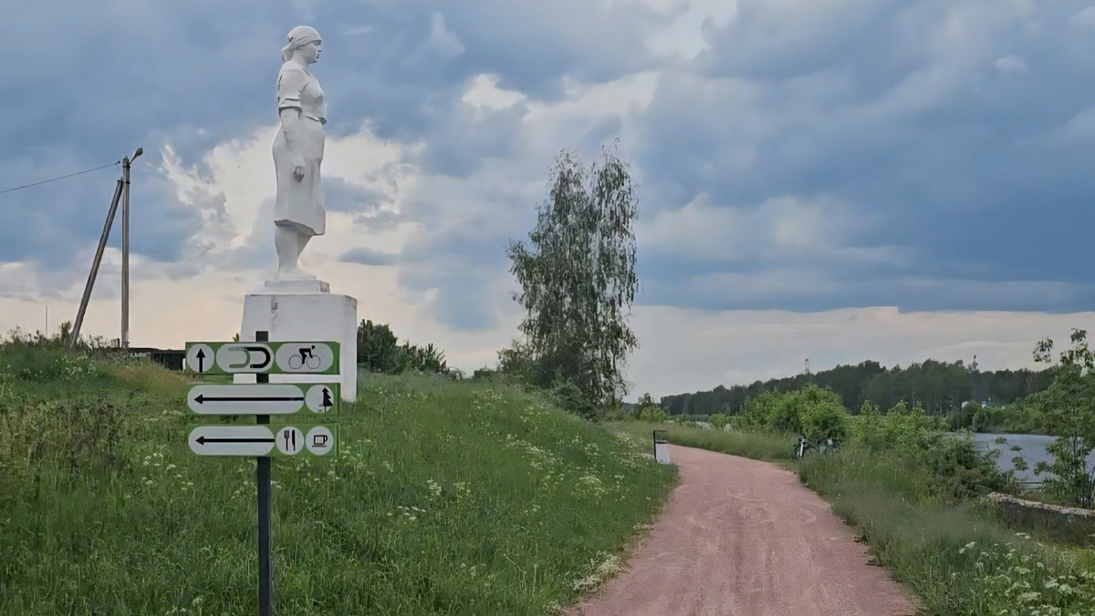 Указатели на второе кафе на маршруте со стороны Яхромы