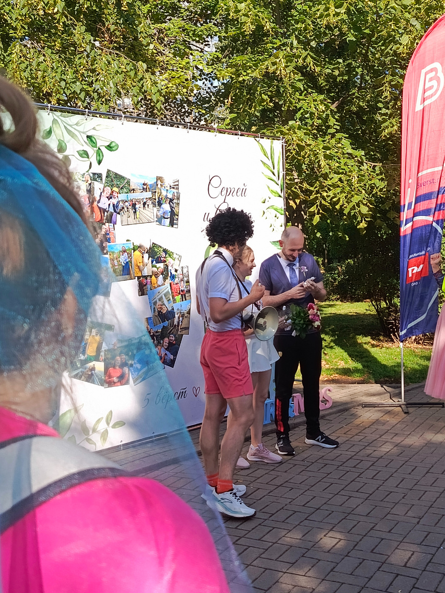 Добегались ... 🏃‍♀️🏃🏻‍♂️ Молодожёны, ведущий и кто-то из нарядных участниц в фате))