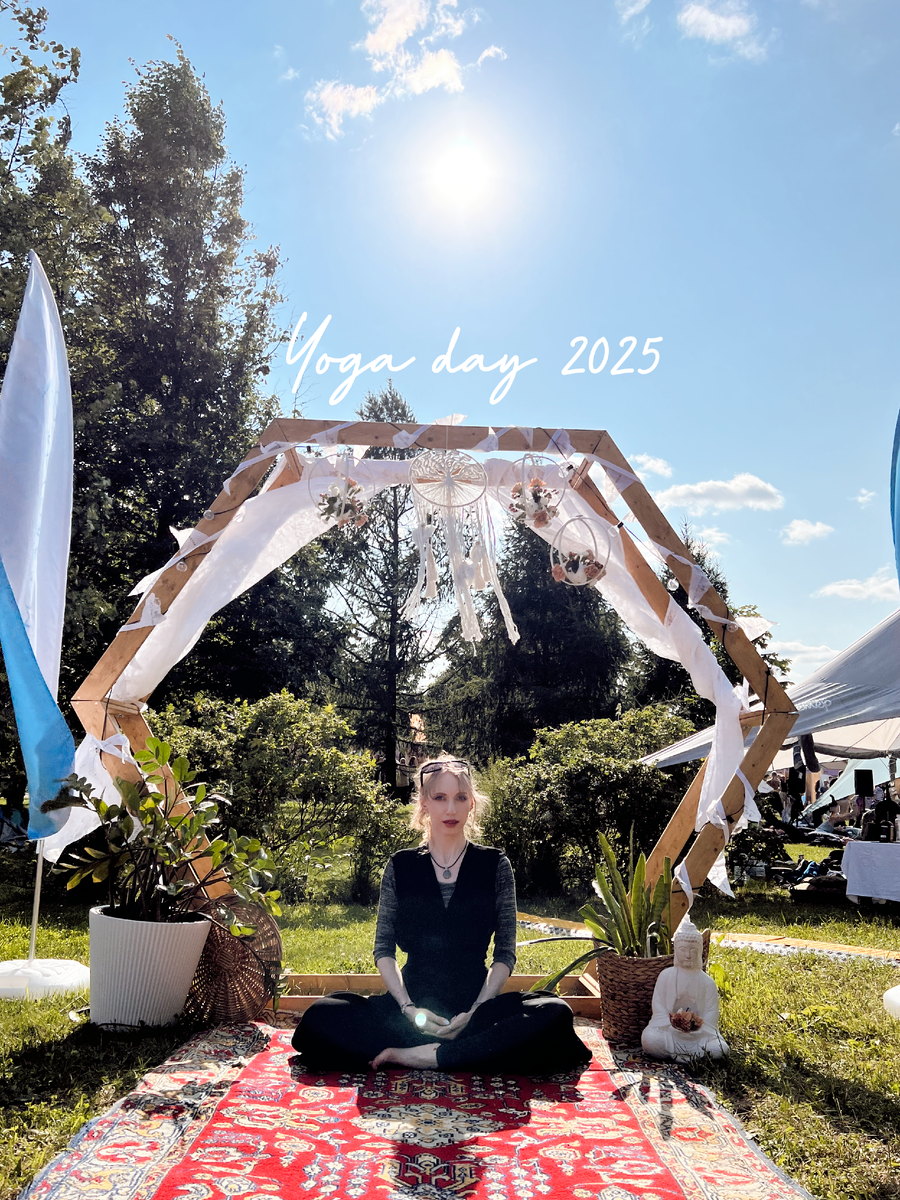 день йоги 2025. подруга сказала, что волосы красиво светятся от солнечных лучей)