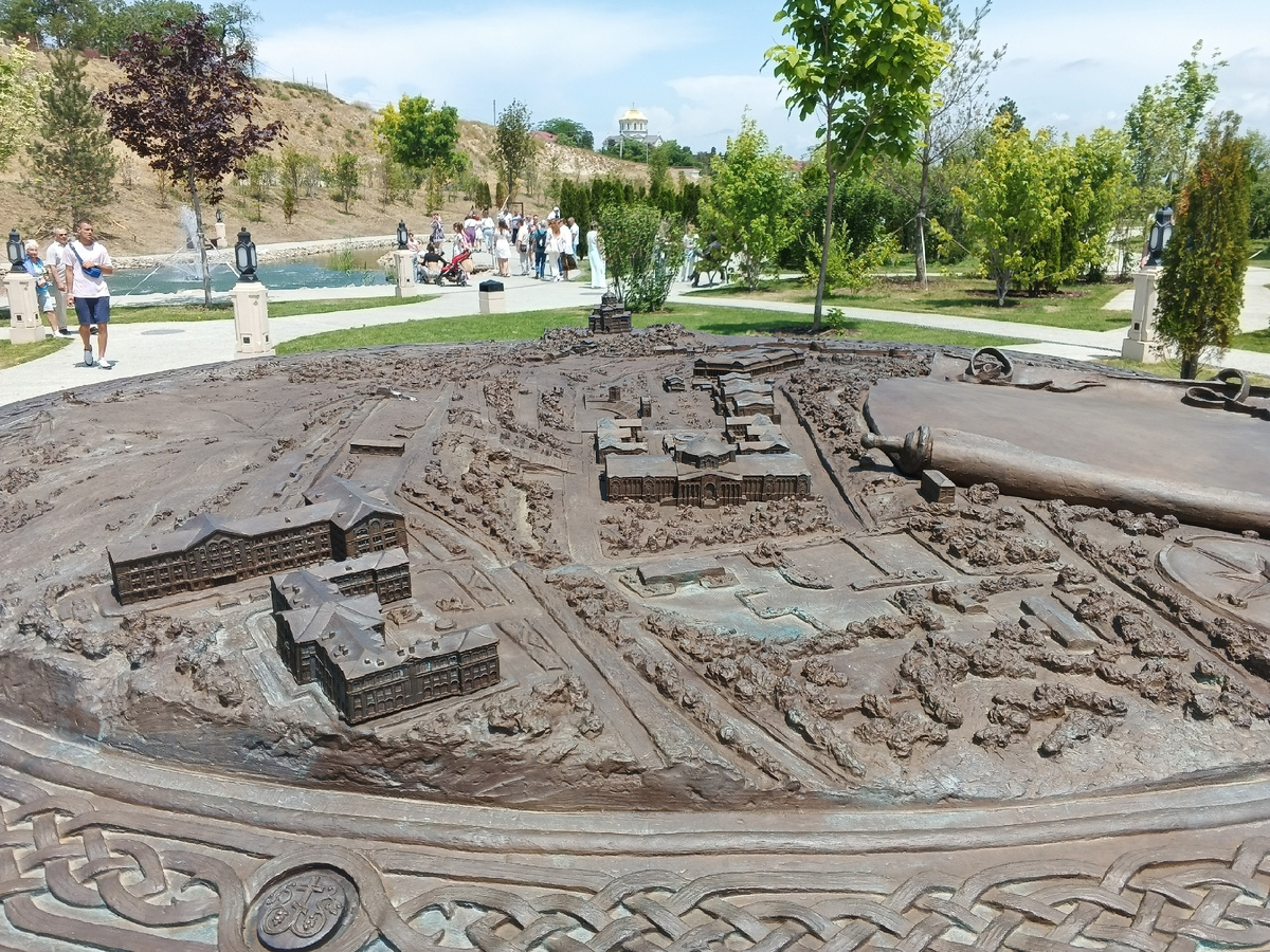 Макет музея, а дальше прекрасно виден парк. Фото Галины Малышевой.