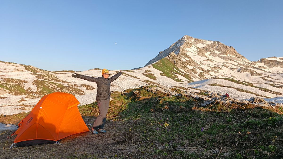Это я, автор, возле моей палатки в урочище Хорхи на фоне горы Арабика. Июнь 2025. Фото сделано с камня с использованием таймера.   
