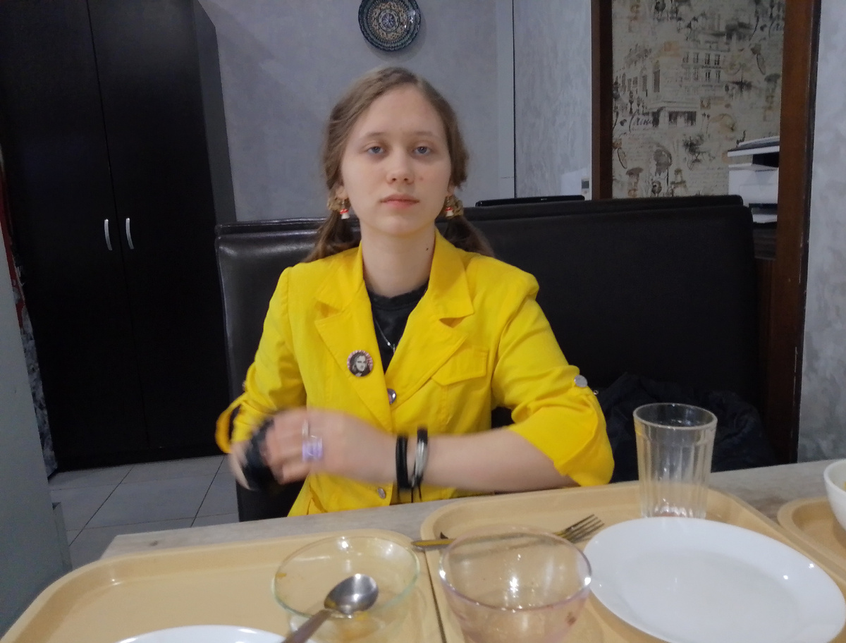 Ксюша в прекрасной питерской столовке во время нашей мартовской поездки. Там было можно пообедать рублей на 150.