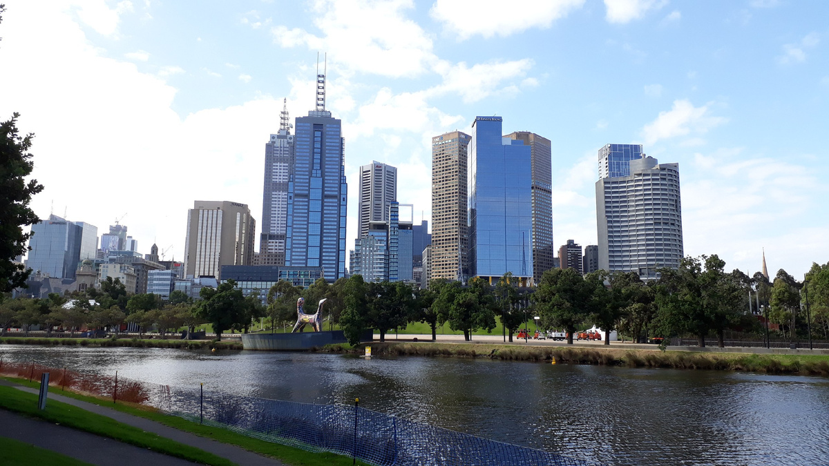 Очень эффектно, когда сочетаются ухоженные зеленые парки и футуристичные необоскрёбы