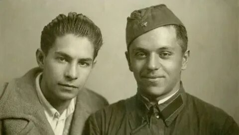 Всеволод Багрицкий, ( 1922 - 1942), с боевым товарищем. На фото слева.