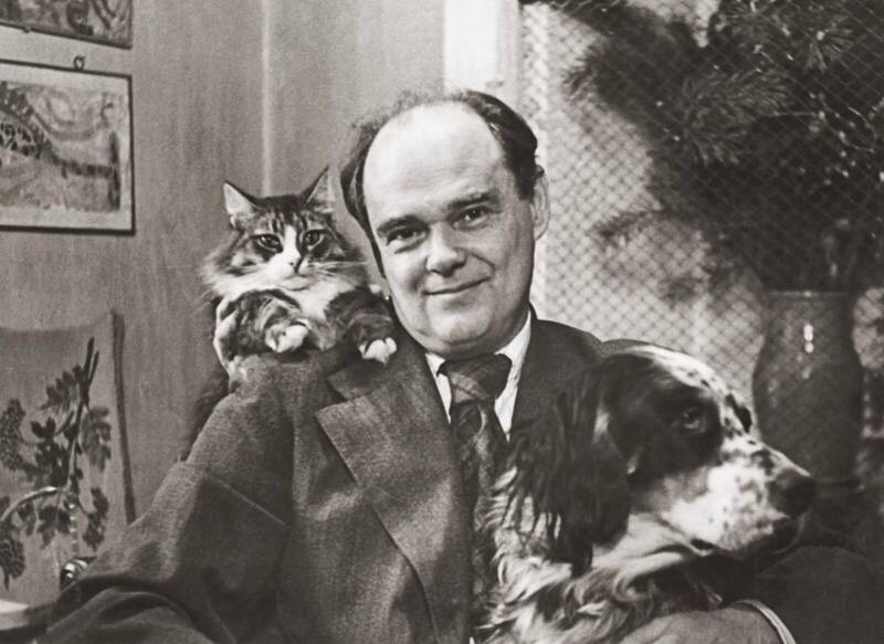 Евгений Чарушин с котом Тюпой и собакой Томкой