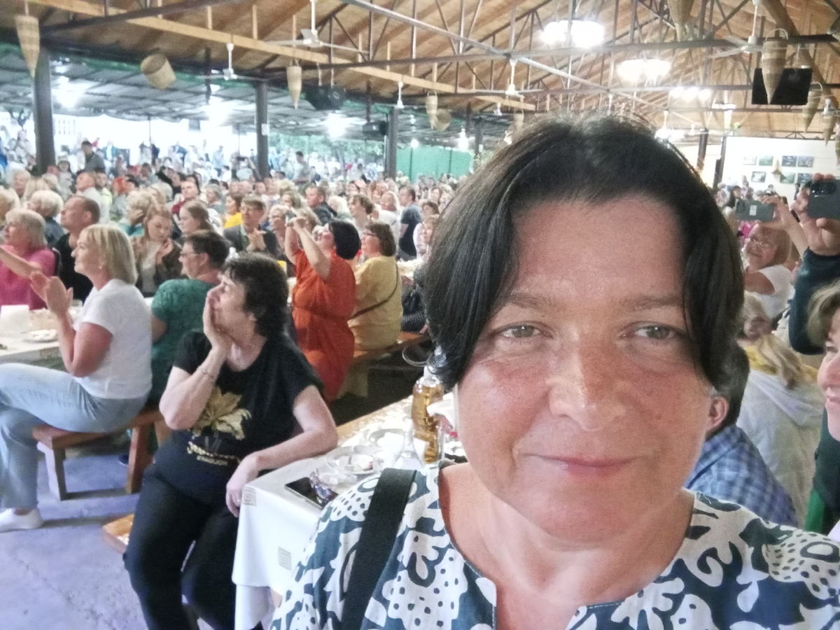 Это я на фоне абхазского застолья