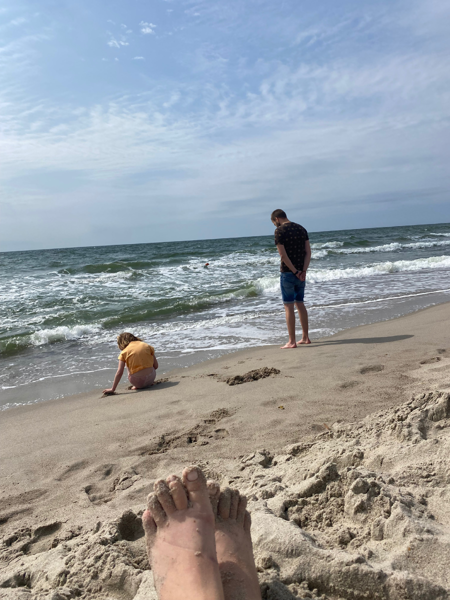 В море нам удалось помочить пока только ноги.