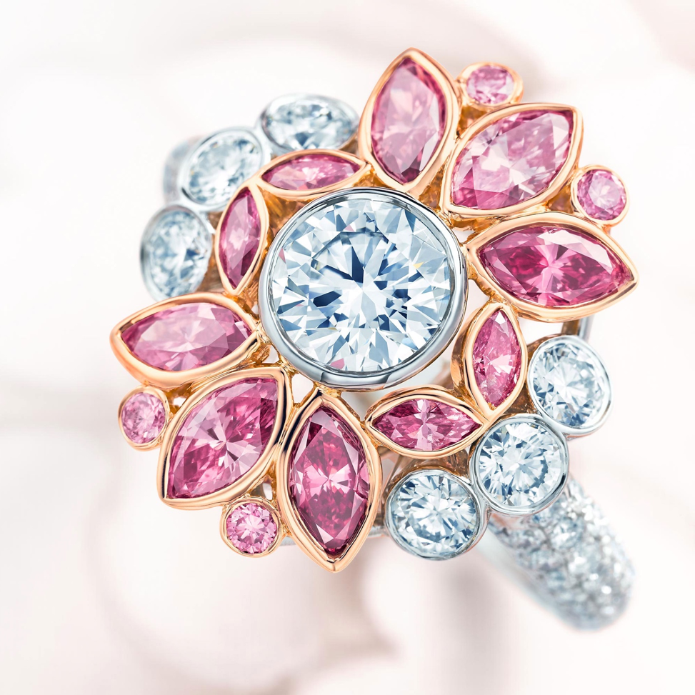 Кольцо с розовыми бриллиантами.