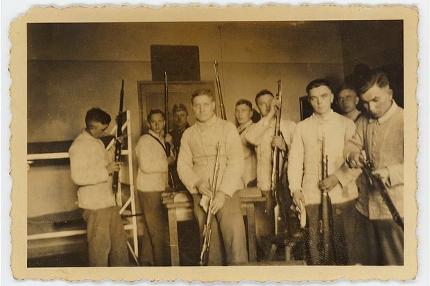 Немецкие солдаты получают оружие перед занятиями на стрельбище. Германия. 1939-1941 гг.. Фото: Частная коллекция Артура Бондаря