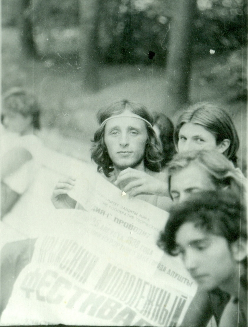 Сантим с афишей Крымского молодежного фестиваля 1988 г. Фото из архива Сантима