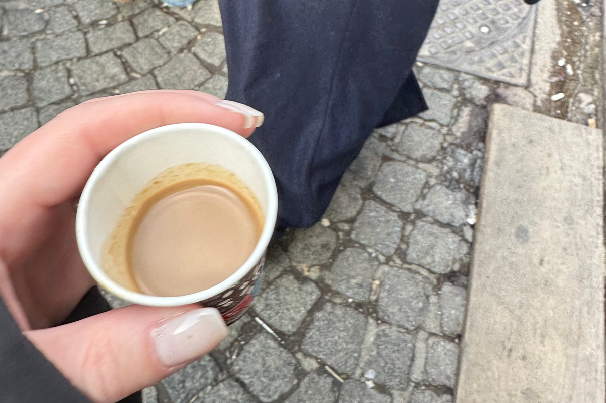 Бесплатный турецкий кофе на Египетском базаре потому и бесплатный, что такого размера. Фото из личного архива. 