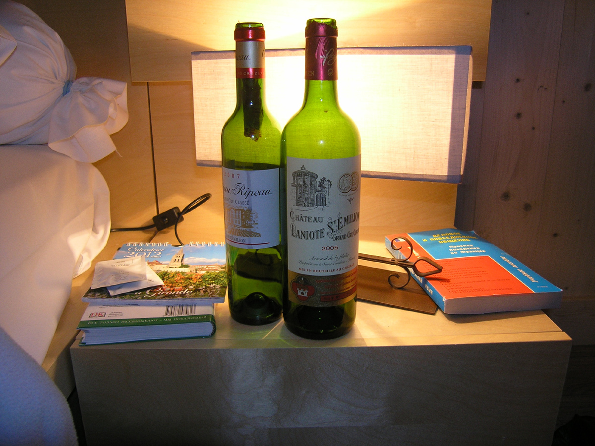 − Мой отец дал мне всего два совета, − сказал он. − А испытание временем выдержал только один. Вот они: "Не трогай основной капитал" и "Не держи спиртное в спальне".
Курт Воннегут "Сирены Титана"