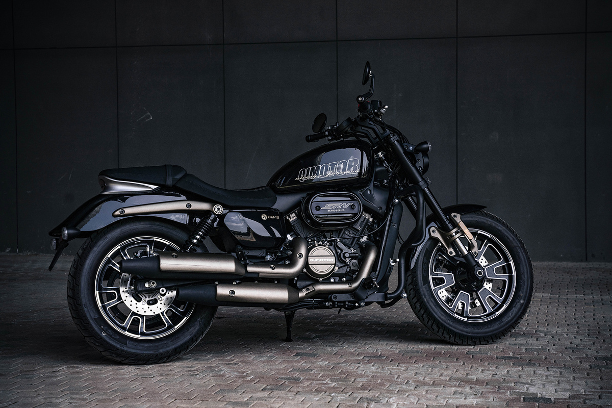 Классика как она есть! Круизер QJMOTOR оснащён телескопической вилкой перевёрнутого типа и парой настраиваемых по преднатягу амортизаторов. Оптимальная настройка подвески обеспечивает не только комфортную езду, но и улучшает стабильность и безопасность при вождении