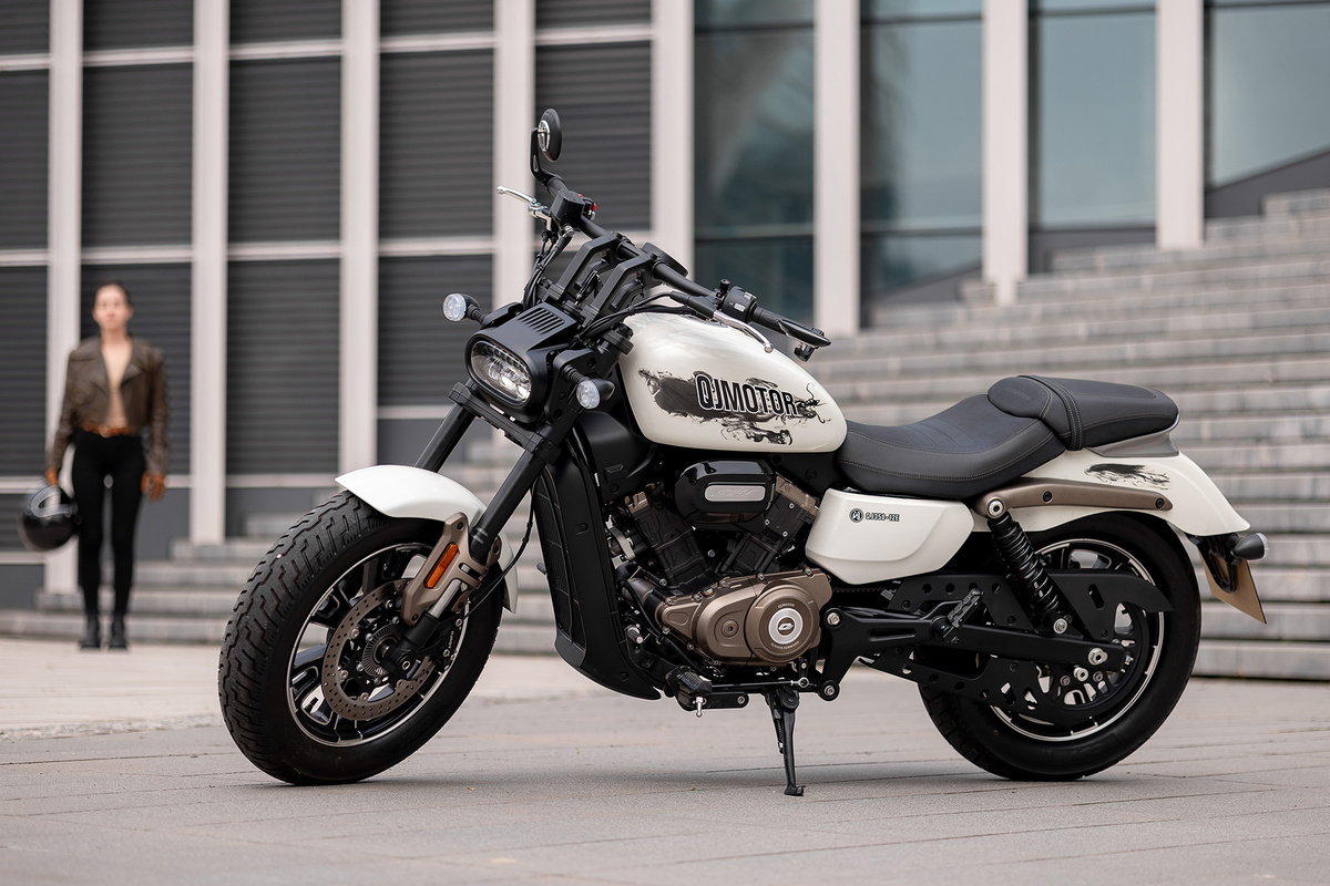 Классика как она есть! Круизер QJMOTOR оснащён телескопической вилкой перевёрнутого типа и парой настраиваемых по преднатягу амортизаторов. Оптимальная настройка подвески обеспечивает не только комфортную езду, но и улучшает стабильность и безопасность при вождении