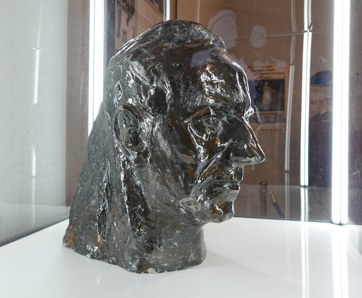 В музее. Бюст Б. А. Покровского