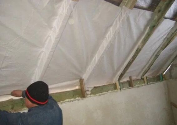 Вот так пытаются защитить минеральную вату от пара пленками. Но пленка - это материал совершенно ненадежный
