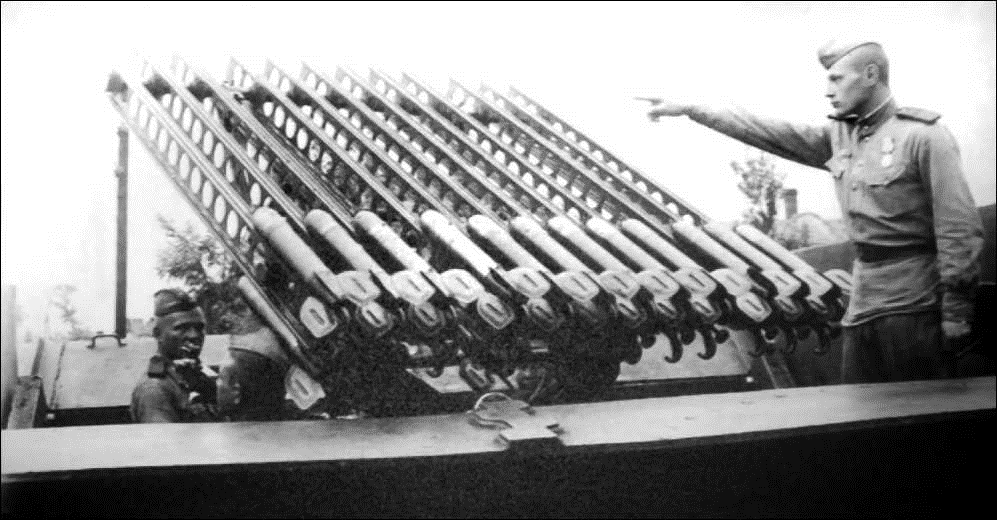 Установка БМ-8 х 24 со снарядами М-8. Хорошо видны снаряды на верхних направляющих. Фото явно вне боевой обстановки. Из книги К.Кузнецов "Все ракеты Второй Мировой"