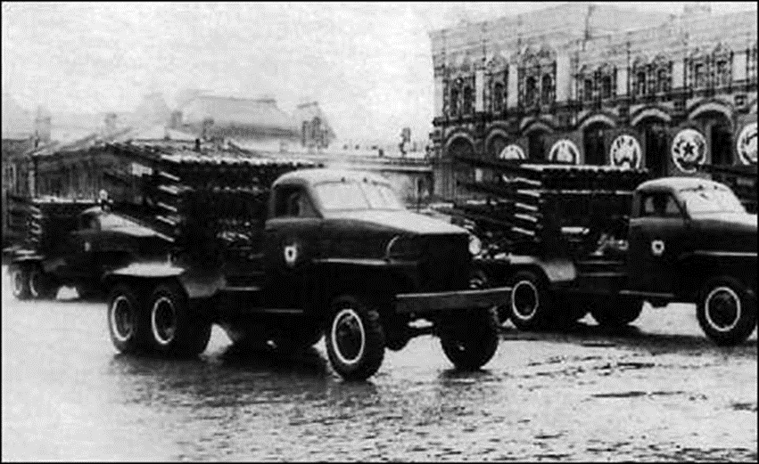 БМ-8-72 на шасси автомобиля «Студебекер» имела самое большое число направляющих – 72 штуки. Парад Победы, Москва, 24 июня 1945 г.Из книги К.Кузнецов "Все ракеты Второй Мировой"
