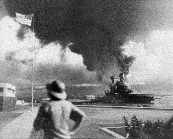 Горящие корабли в Перл-Харборе 7 декабря 1941 года