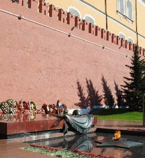 Могила Неизвестного Солдата у Кремлёвской стены в Александровском саду, г. Москва. Иллюстрация из сети