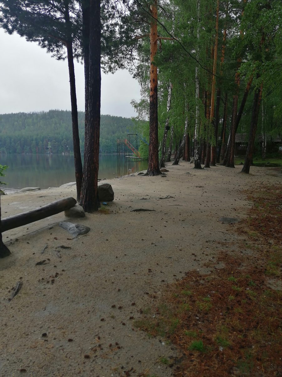 Полоска пляжа на озере Песчаное. 