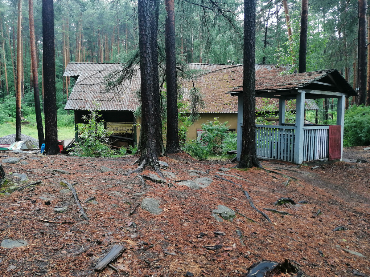 Мрачные постройки вдоль берега на озере Песчаное. 