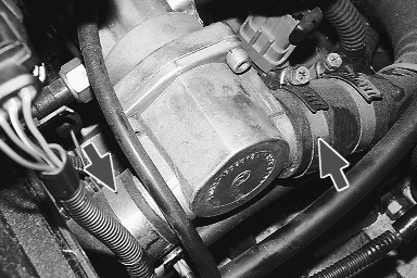 1. Снимите пробку с расширительного бачка. Отверните сливную пробку внизу радиатора и слейте из него жидкость. Заверните сливную пробку.