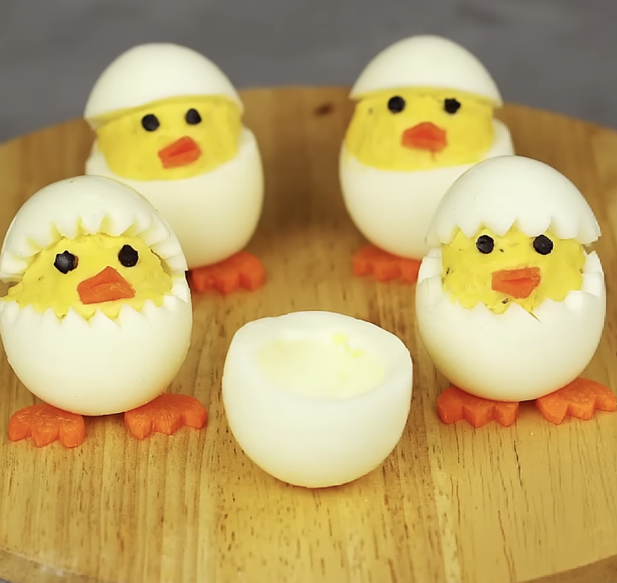 Фаршированные яйца креативно украшены - в виде цыплят