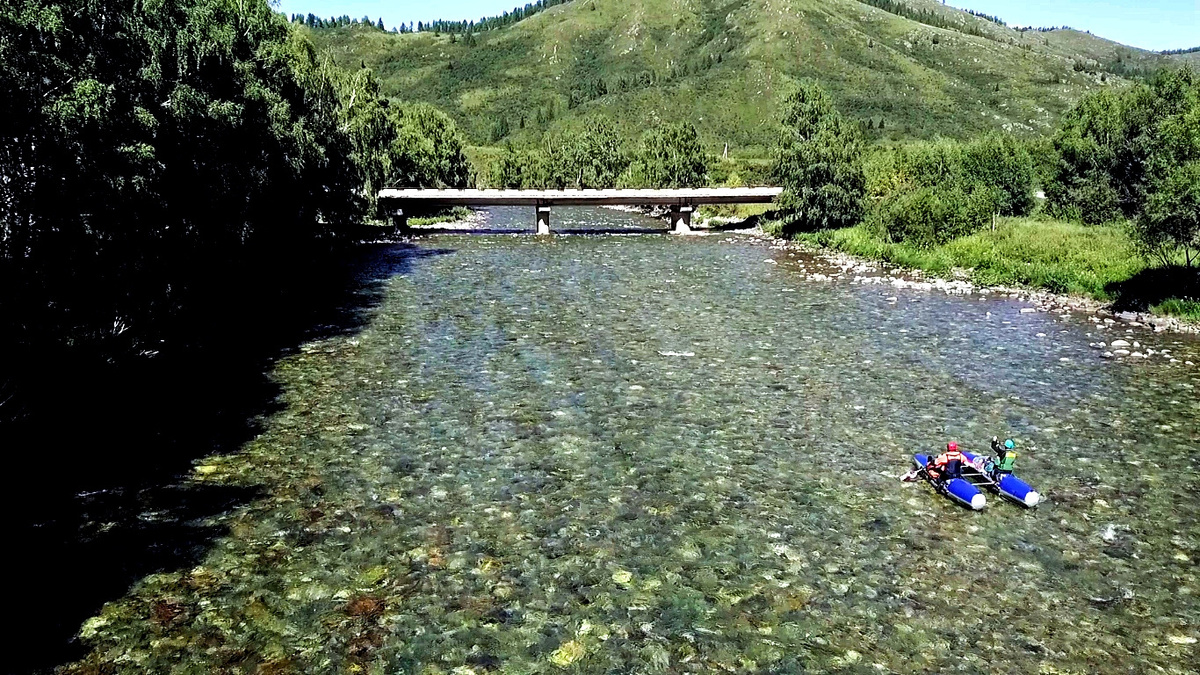 Это Чарыш где-то в верховьях, но Тулата в моем детстве была около той заправки памятной тоже широкой и тогда довольно прозрачной, похожей примерно на эту чарышскую картинку. Камни там тоже было хорошо видно и даже маленькими мы запросто перебродили ее. Заправки той давным-давно нет, а Тулата в том месте сегодня очень сильно обмелела и русло ее изменилось.