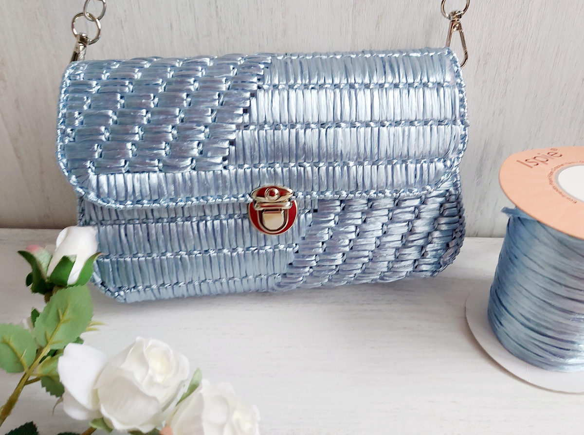 Сумочка на пластиковой канве 