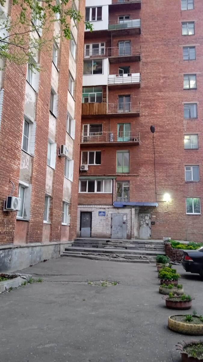 г.Омск, 4я Марьяновская 4. Как вставила уомпания П пластиковое стекло на первом этаже так оно и стоит.   И ремонт в подъездах с того времени.