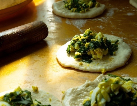 "Тесто мягкое и нежное": быстрые пирожки с луком и яйцом — понравятся всей семье