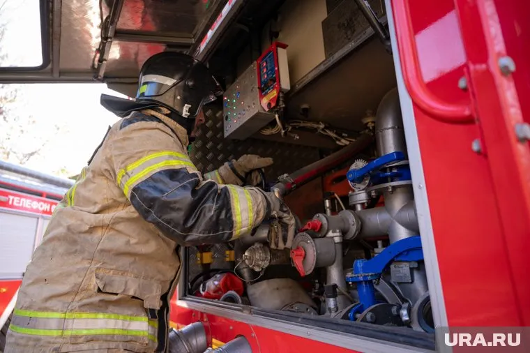  Сотрудники МЧС ликвидировали пожар на парковке в Перми
Фото: Руслан Яроцкий © URA.RU