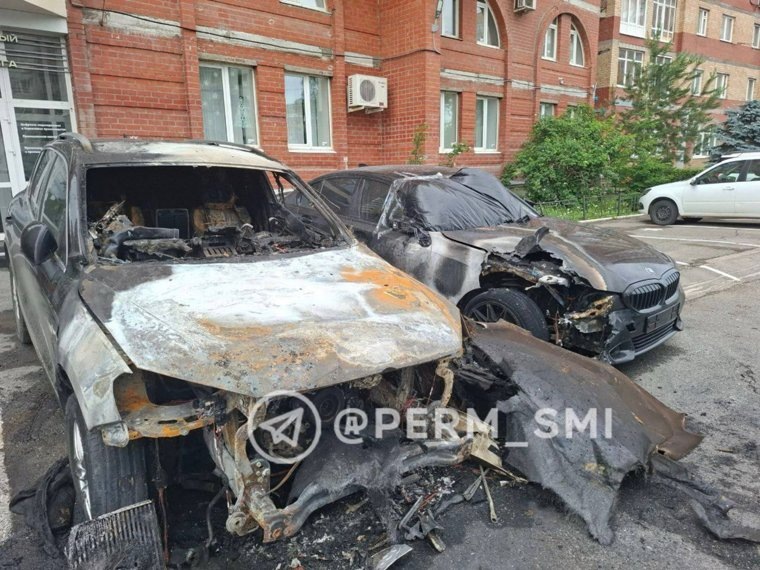 
Две машины сгорели на Николая Островского в Перми
Фото:Новости Перми и края/ТГ