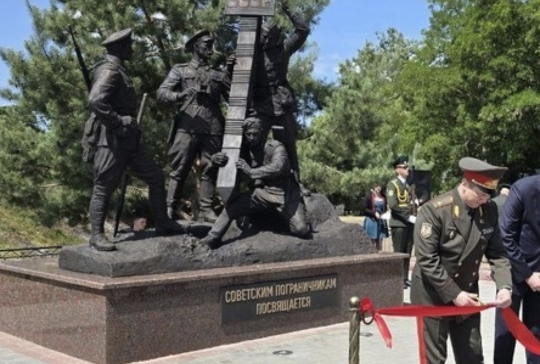 Высота монумента - 3,5 метра, он изображает четырех воинов-пограничников, которые устанавливают пограничный столб.