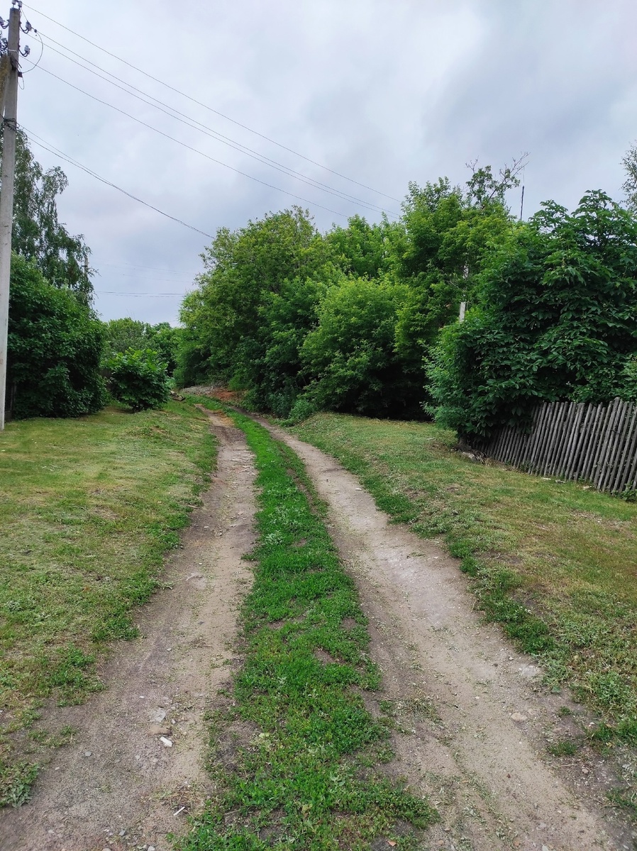 Это тоже центр села. Справа двухэтажное здание конторы, прямо- детский сад. Сейчас это заброшки