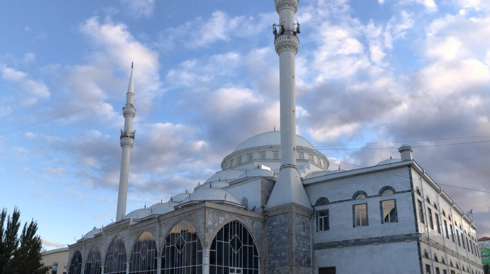    Махачкала в витражах: джума-мечеть, где встречаются истории