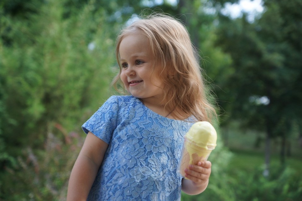    Одно из любимых лакомств больших и маленьких севастопольцев - мороженое. Фото: архив "КП" Светлана МАКОВЕЕВА