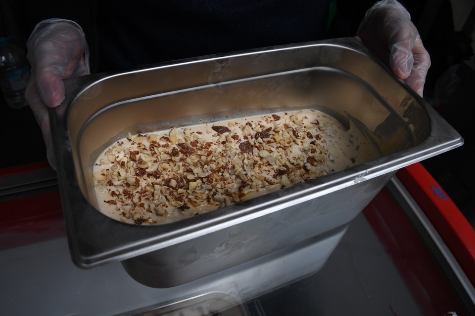    Заливайте мороженое в большую форму, во время замораживания несколько раз перемешивайте, чтобы не образовывались льдинки, влияющие на вкус десерта. Фото: архив "КП" Михаил ФРОЛОВ