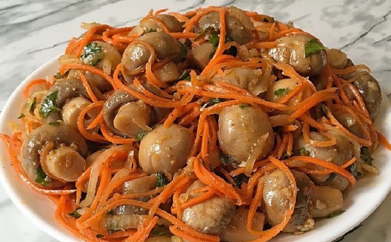 Пикантные шампиньоны с овощами: главная закуска для любого стола за 10 минут