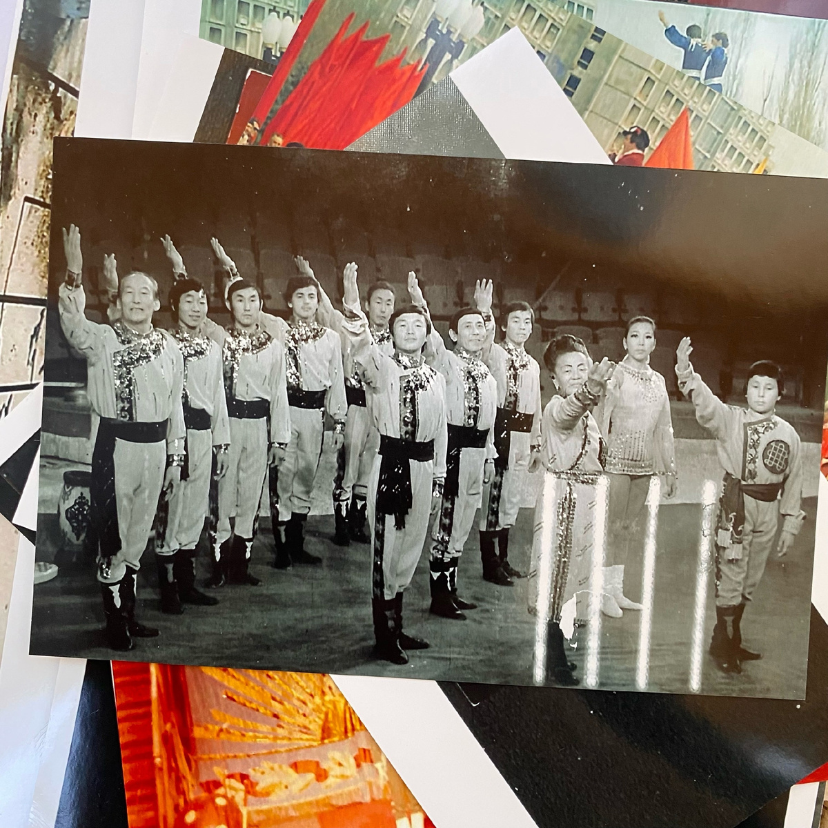 "Тувинские артисты – жонглеры и эквилибристы на проволоке", фото отсюда https://vk.com/demir_khertek