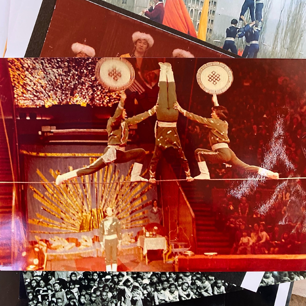 "Тувинские артисты – жонглеры и эквилибристы на проволоке", фото отсюда https://vk.com/demir_khertek