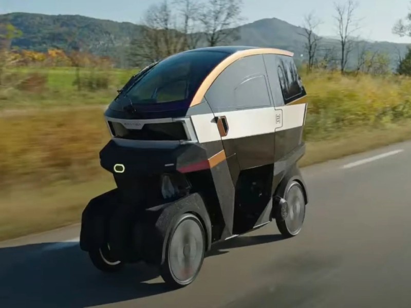    Электрокар AEMotion по размерам напоминает мотоцикл