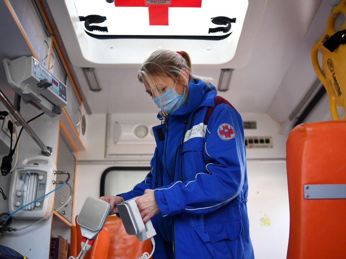    Фельдшер в машине скорой помощи в Москве© РИА Новости / Алексей Майшев