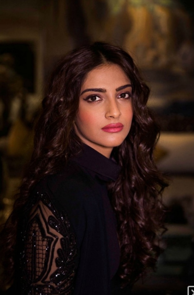 Актриса Сонам Капур, она непростая девушка, но не суть. Она тоже прекрасна.