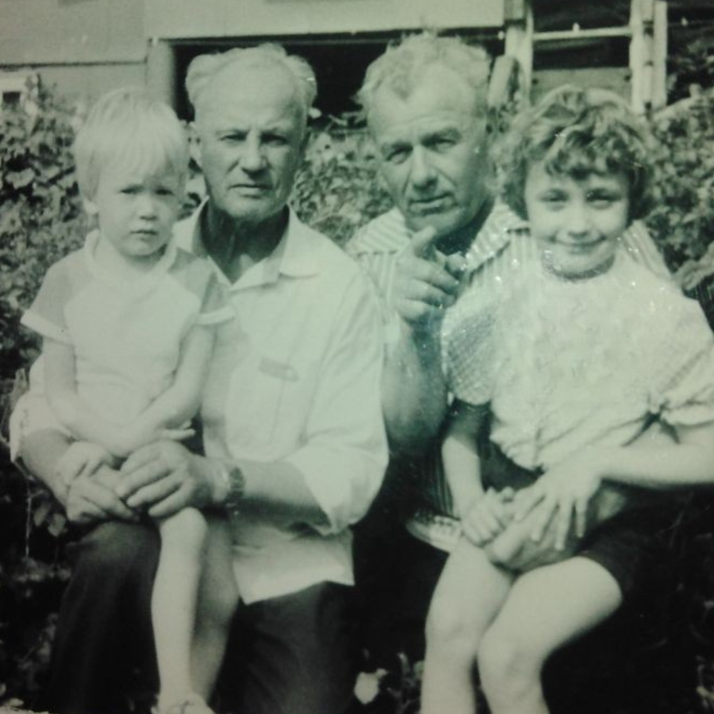 Слева на право Денис, дедушка Аркаша, дедушка Саша, Катя