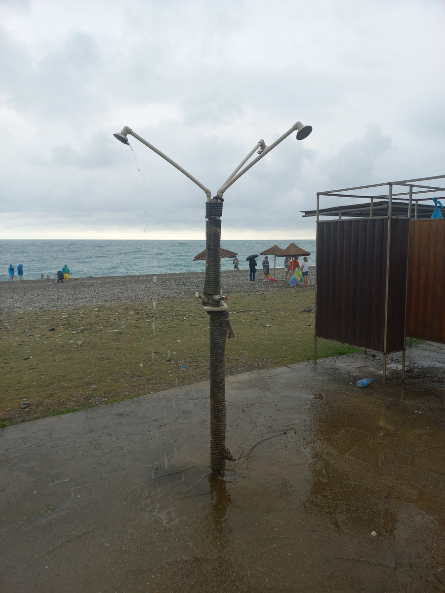 Абхазкий пляж с душем.