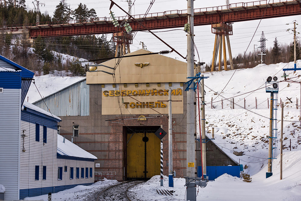 Закрытые раздвижные стеклопластиковые ворота восточного портала тоннеля
