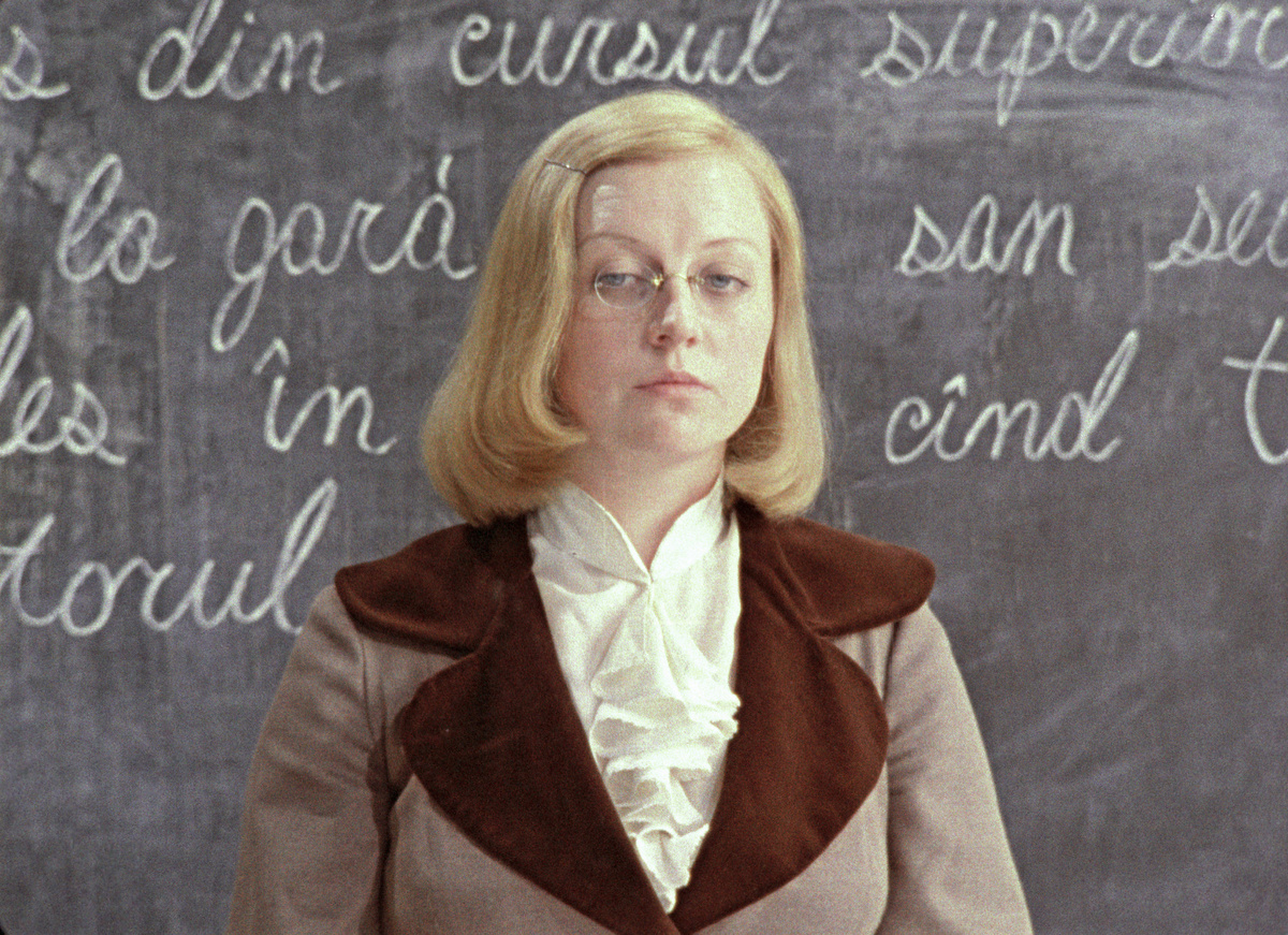    В театральный институт Светлана Крючкова поступила не с первого раза. После окончания школы она приехала посмотреть Москву и решила заглянуть на консультацию в ВТУ имени Щепкина. Неожиданно для себя артистка дошла до четвёртого тура, но провалила очередное испытание / РИА Новости / Кадр из фильма «Безымянная звезда»